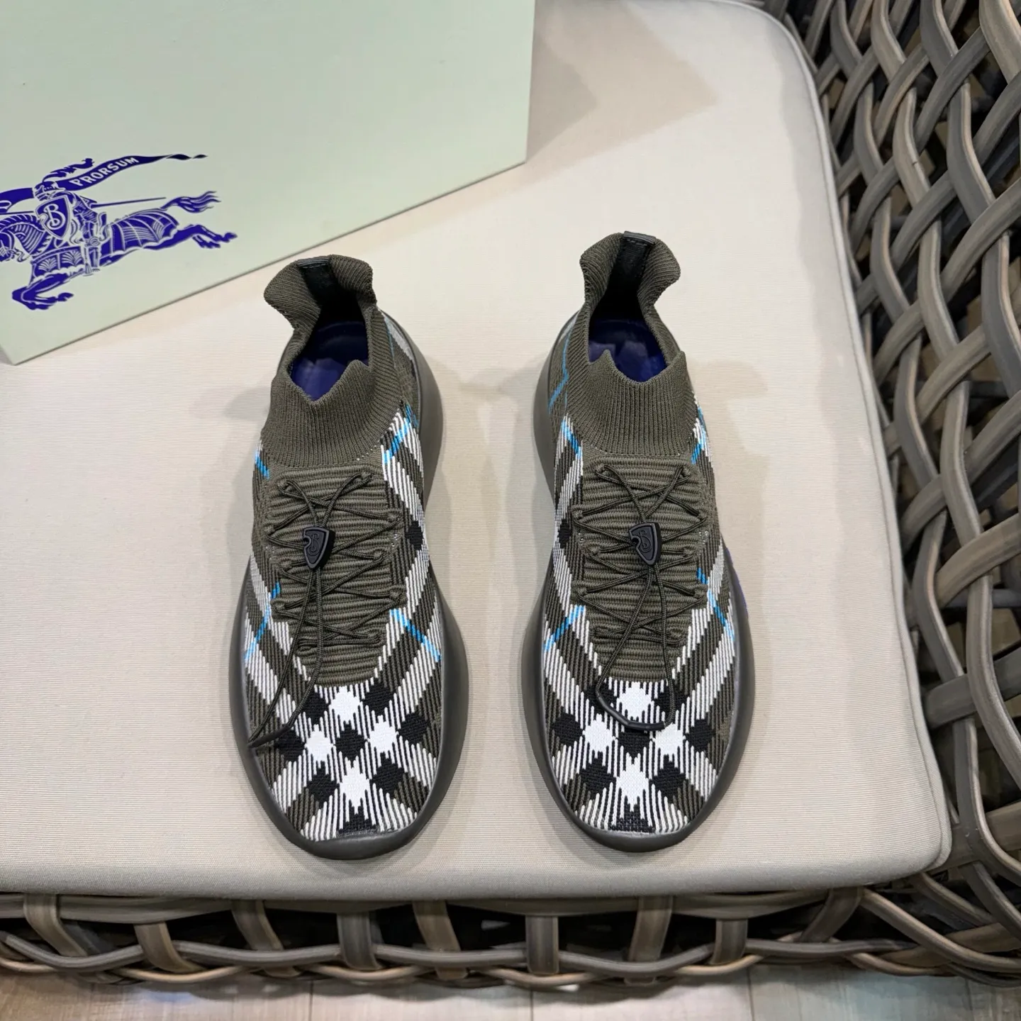 Men's shoes 💰480 [New style] 🐝🐝BURBERRY/Burberry plaid knitted Neptune sneakers｜With breathable sock-style upper｜Embellished with knitted Burberry plaid｜Leather lining Incorporated into a plaid lace design｜Equipped with B-shaped shield buckle｜The sole is decorated with a large wrapped equestrian knight logo (EKD)｜Round toe #drawstring closure#The sole is decorated with the equestrian knight logo (EKD)｜At least 50% of the main materials of the boutique are from renewable sources Size: 39-44 (45 custom-made)